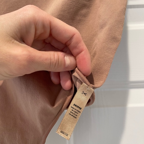 SKIMS Essential T-Shirt Bodysuit - Picture 2 of 3